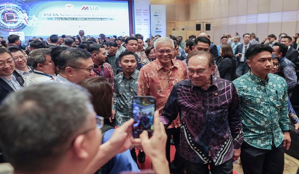 Perdana Menteri, Datuk Seri Anwar Ibrahim, menyapa para peserta pada Sidang Kemuncak Semikonduktor ASEAN 2025 di Petaling Jaya/ Foto BERNAMA